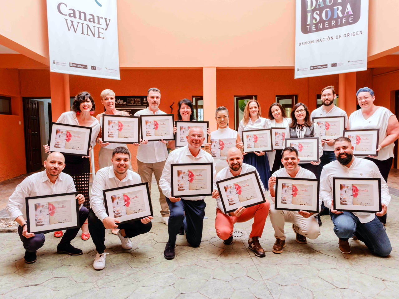 La sexta promoción de sumilleres del Campus del Vino de Canarias recibe sus títulos